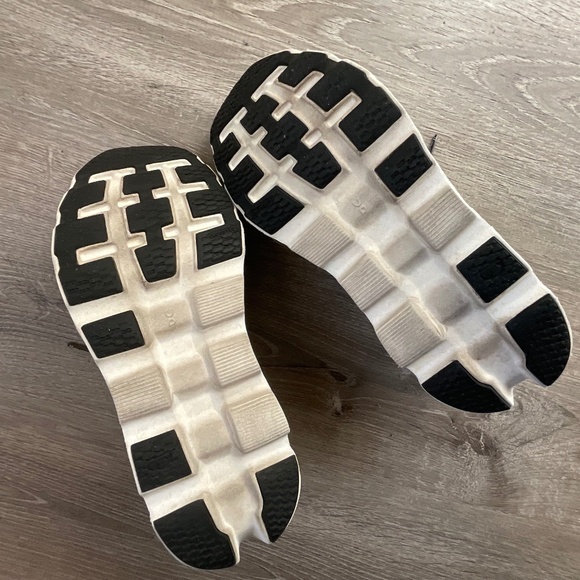 ON RUNNING 3 CLOUSTRATUS. WOMEN SIZE 8.5 - Picture 8 of 14